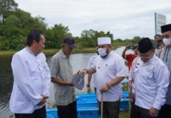Bagi-bagi Perahu, Helmi Hasan Buat Nelayan Danau Dendam Tak Sudah Sumringah