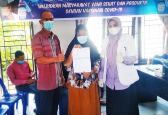 Salah seorang pelajar/remaja (tengah) saat mengikuti vaksin dalam kegiatan vaksinasi covid-19 disalah satu desa dalam Kabupaten Aceh Singkil