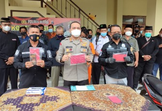 Caption: Kapolres Blora AKBP Wirata Dimas Tama melakukan konferensi pers terkait penangkapan 3 pelaku pencurian dengan pengeroyokan.