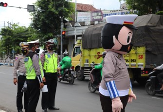Badut Polisi yang ikut operasi Zebra Candi 2021 di Perempatan Masjid Agung Kendal, Selasa 23/11/2021