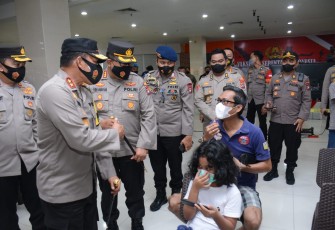 Kapolda Kepri Tinjau Langsung Pelaksanan Vaksinasi Serentak Indonesia di Kota Kota Batam