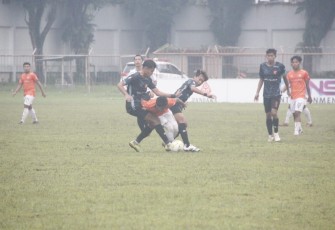 Pemain dari Persika Karanganyar dan PSIR Rembang saling berebut bola dalam laga babak 10 besar Grup F Liga 3 Jateng 2021, di Stadion Bumi Phala Temanggung, pada Sabtu (27/11/2021) sore