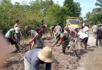 Pasca Banjir Babinsa Turun Langsung Bersama Warga Perbaiki Jalan Rusak 