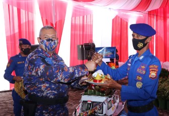 Peringatan HUT Polairud Ke-71, Kapolda Berikan Tumpeng Ke Personil Polairud Dinas Terjauh dan Termuda