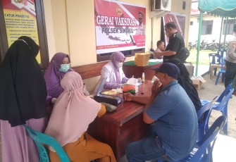 Sejumlah warga saat antri menjalani vaksinasi covid-19 di Polsek Singkil