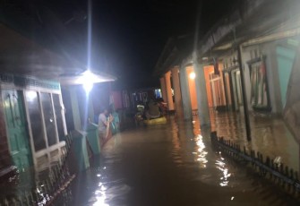 Patroli Wilayah Banjir, Polres Lebong Evakuasi Warga