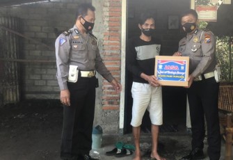 Sat Lantas Polres Tulungagung memberikan bantuan sosial (bansos) kepada warga masyarakat yang kurang mampu