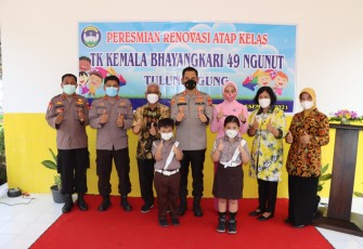 Ketua Yayasan Kemala Bhayangkari Cabang Tulungagung Resmikan Renovasi Atap Kelas TK Kemala Bhayangkari 49 Ngunut