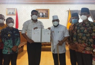  Walikota Bengkulu mengandeng Pemkab Lampung Tengah untuk melakukan penandatanganan Memorandum of Understanding (MoU) yang berlangsung di kantor Bupati Lampung Tengah