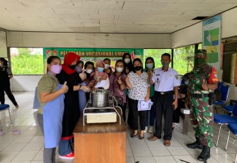 Puluhan warga di Kelurahan Tumbang Tahai dilatih untuk menghasilkan produk olahan berbahan dasar jagung dan singkong