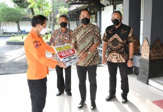 Bupati Karanganyar Juliyatmono secara simbolis  melakukan penyerahan bantuan dana untuk korban bencana erupsi Gunung Semeru, pada Selasa (21/12/2021) pagi.