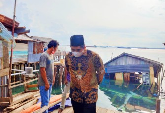 Plt Bupati Bintan Roby Kurniawan Tinjau 2 Rumah Warga Roboh di Kampong Mentigi Laut Tanjung Uban