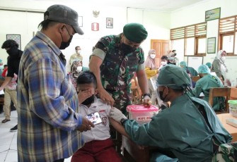  Pelaksanaan hari pertama kegiatan vaksinasi Covid-19 untuk anak oleh Klinik Pratama Yonif MR 413/Bremoro Kostrad di SDN 04 Palur, Senin (27/12/2021).