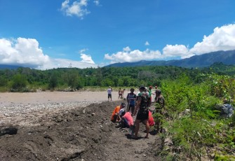 Gotong Royong Anggota Satgas Pamtas Bersama Masyarakat