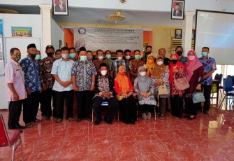 Ketua tim Pengabdian Masyarakat dari UNDIP, Kades Montongsari dan para Penggagas foto bersama peserta FGD di Balaidesa Montongsari Selasa 28/9/2021