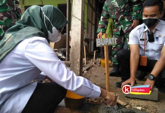 Bupati Rini Saat Melakukan Peletakan Batu Pertama Pembangunan RTLH Dalam Kegiatan TMMD ke-112 di Desa Pakisaji (foto : Faisal NR / Klikwarta.com)