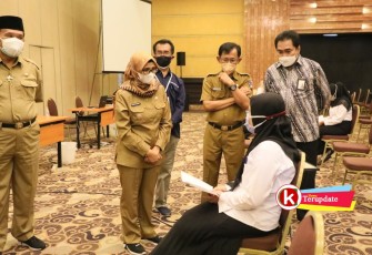 Bupati Blitar Rini Syarifah (pakai hijab warna cokelat) Komunikasi dengan Salah Satu Peserta SKD CASN dan PPPK Kabupaten Blitar Tahun 2021 (foto : Pemkab Blitar kepada Klikwarta.com)