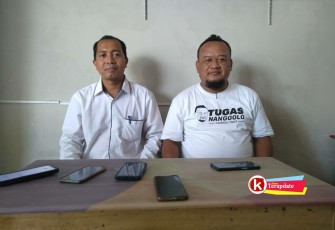 Humas APD Kabupaten Blitar Tugas Nanggolo Dili Prasetyono (kanan) Bersama Kades Tuliskriyo Mashuriono saat Konferensi Pers (foto : Faisal NR / Klikwarta.com)
