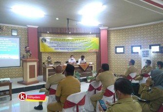 Kepala Disnaker Pemkab Blitar Mujianto Saat Berikan Sambutan di Acara Sosialisasi Penyebarluasan Informasi Perlindungan PMI (foto : Faisal NR / Klikwarta.com)
