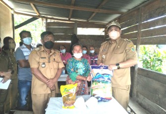 Bupati Samosir Monitoring dan Berikan Bansos Kepada Korban Puting Beliung di Palipi