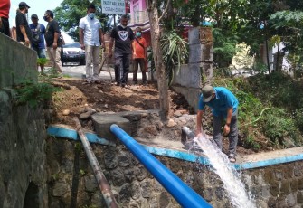Dirut PUDAM Karanganyar, Prihanto saat meninjau pembangunan unit  layanan air bersih, di wilayah Mojogedang, Karanganyar