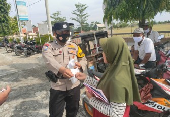 Kapolsek Rajagaluh - Polres Majalengka, Ciptakan Harkamtibmas Kondusif, Rutin Patroli Malam dan Bagikan Masker Cegah Covid-19