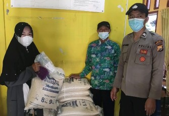 Bhabinkamtibmas Polsek Kota Manna Kawal Pendistribusian Bansos Kepada Masyarakat