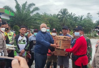 Kapolres Mukomuko Bagikan Bantuan Sembako 