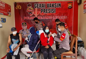 Kampus Polri Peduli, SPN Polda Bengkulu Gelar Bakti Sosial dan Vaksinasi