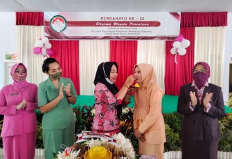 Wanita Persatuan Kabupaten Bengkulu Utara bersama unsur Pemerintah daerah dan Organisasi Wanita Kab. BU merayakan HUT Dharma Wanita Persatuan ke 22