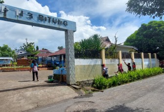 Satgas TMMD Bersama Warga melaksanakan pengecetan sekolah