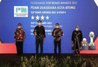 PDAM Dua Saudara Kota Bitung Terima Tiga Piala dan Sertifikat Dari TOP BUMD 2021