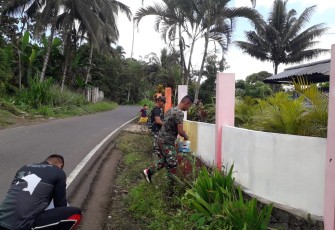 Personil satgas TMMD kodim Bitung saat melakukan pengecetan Gereja