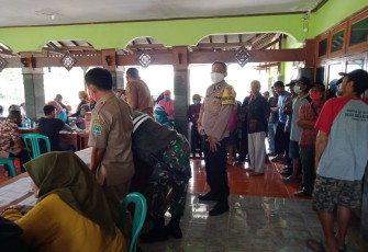 Dukung Percepatan Vaksinasi Covid-19, Kapolsek Kertajati Tinjau Langsung Pelaksanaan Vaksinasi di Desa Mekarjaya