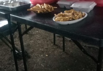 Dua piring pisang goreng yang disiapkan oleh satgas untuk anggota di posko TMMD