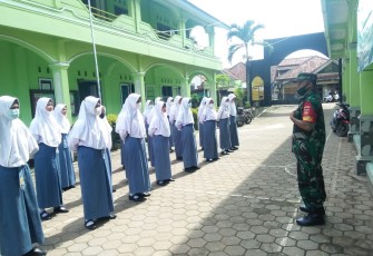 anggota Koramil 01/Subah Serka Sodig dan Sertu Sudiono memberikan latihan Peraturan Baris Berbaris (PBB) dan latihan dasar kepemimpinan (LDK) kepada 35 anggota OSIS  yang baru dilantik bertempat di MA Subhanah Kecamatan Subah, Kabupaten Batang
