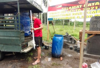 Personil satgas TMMD saat menyuplai air ke lokasi pembuatan Tugu prasasti