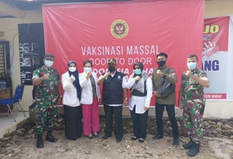 Kadiskes Aceh Singkil (tengah) foto bersama tenaga medis, TNI/Polri saat menggelar vaksinasi masal didesa dalam Kabupaten setempat.