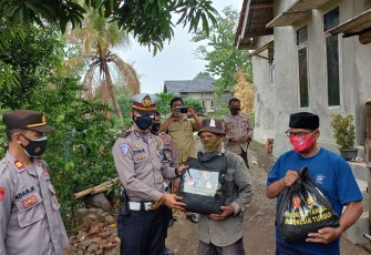 Polres Majalengka Salurkan Ratusan Sembako dari Taruna Akabri 1989 Bagi Warga Terdampak Covid-19
