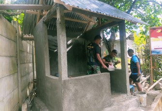 Personil satgas TMMD kodim Bitung di pekerjaan pembangunan pos kamling