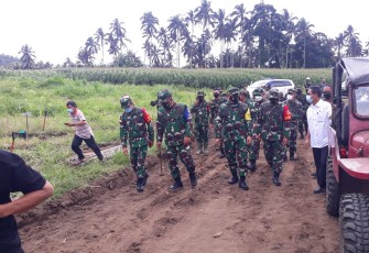 Tim wasev di dampingi Wakil Walikota Bitung Hengky Honandar SE bersama rombongan saat tinjau lokasi TMMD