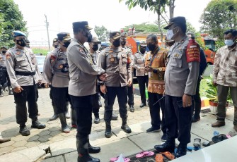 Kunjungi Pengungsian, Irwasda Polda Jateng Bantu dan Hibur Warga Terdampak Banjir Rob