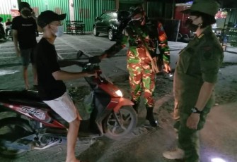Koramil 01/Pahandut Bersama Satgas Covid-19 Gelar Operasi Yustisi Malam Hari di Wilayah Kecamatan Pahandut