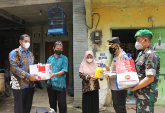 Tim Satgas Covid-19 Saat Memberikan Sembako Kepada Warga Desa Banyuringin Dan Getas
