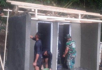 Foto pembangunan 1 mck darurat bendung air Komersot