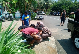 Foto Istimewa : Sejumlah warga saat memberikan pertolongan kepada korban lakalantas di lokasi kejadian