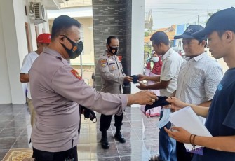 Upaya Menekan Angka Penyebaran Covid-19, Polsek Rajagaluh Terus Lakukan Ops Yustisi Bagikan Masker Kepada Warganya  