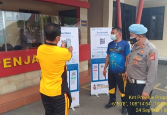 Memasuki Polres Majalengka Wajib Scanning QR Code Aplikasi Peduli Lindungi Di Awasi Kasi Propam