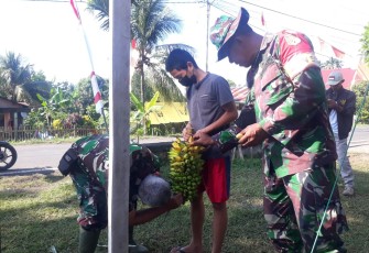 Remaja kelurahan komersot antar pisang di posko satgas TMMD kodim Bitung