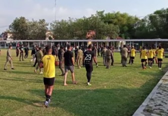 Puluhan Fans Persika Minta AHHA PS Pati Tinggalkan Latihan di Lapangan Suruhkalang